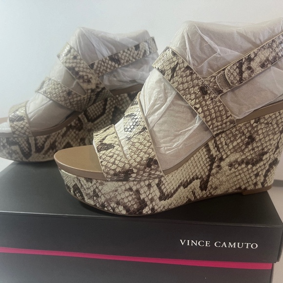 NWT Vince Camuto Snake wedges sandals 7 1/2. 7.5Leather